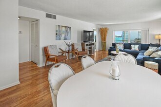 2936 Lake Shore Dr, Unit 310 in Riviera Beach, FL - Foto de edificio - Building Photo