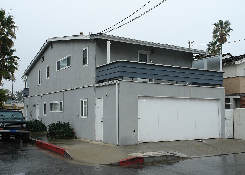 3212 Marcus Ave in Newport Beach, CA - Foto de edificio