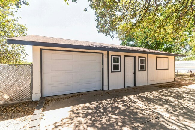 124 E Castlebriar Dr in Granite Shoals, TX - Building Photo - Building Photo