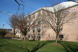 Columbia View in Falls Church, VA - Building Photo - Building Photo