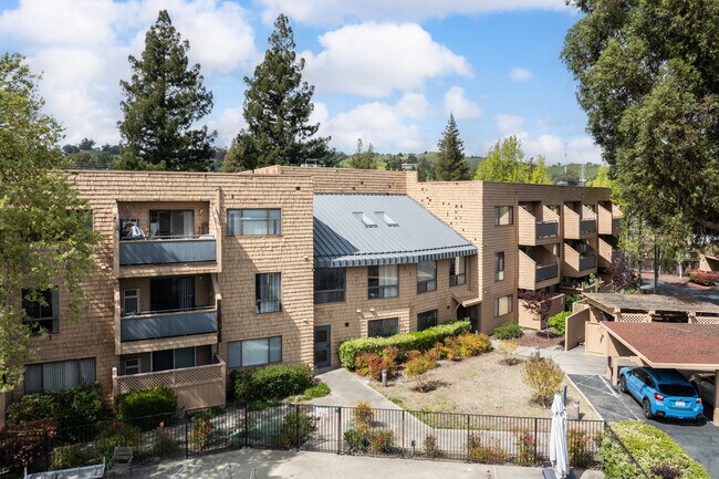 Le Boulevard Apartments in Walnut Creek, CA - Foto de edificio - Building Photo