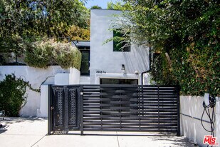 2553 Glen Green St in Los Angeles, CA - Building Photo