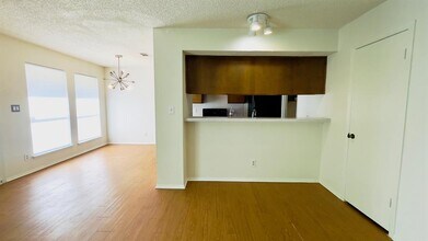 1405 Camp Craft Rd in West Lake Hills, TX - Foto de edificio - Building Photo