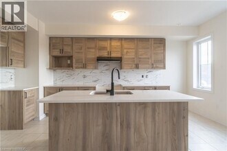 237 Gillespie Dr in Brantford, ON - Building Photo - Building Photo