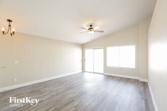 8630 W Shaw Butte Dr in Peoria, AZ - Foto de edificio - Building Photo