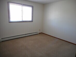 940 Eisenhower Rd in Hiawatha, IA - Building Photo - Building Photo