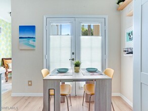 7095 Barrington Cir in Naples, FL - Foto de edificio - Building Photo