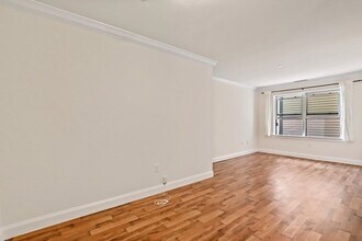 327 Centre St, Unit 203 in Boston, MA - Foto de edificio - Building Photo