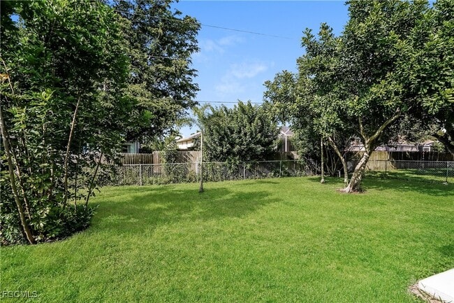 525 SW 23rd Terrace in Cape Coral, FL - Building Photo - Building Photo