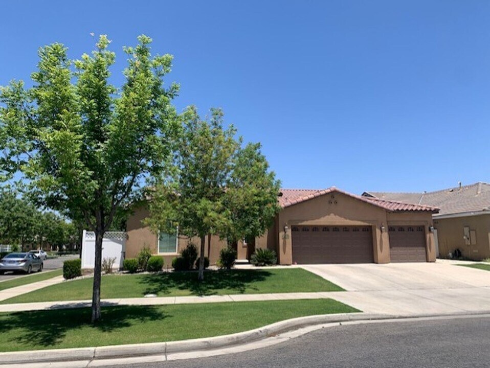 14620 Yellow Lupine Dr in Bakersfield, CA - Building Photo