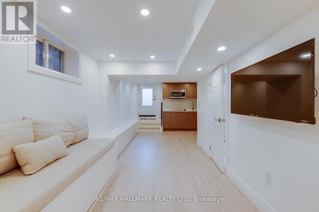 210 Parkmount Rd in Toronto, ON - Building Photo - Building Photo