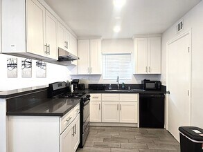 123 E Bennett Ave, Unit A in Glendora, CA - Foto de edificio - Building Photo