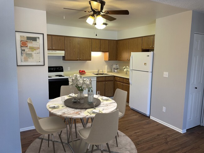 2575 S Syracuse Way, Unit Hunters Run Condominiums in Denver, CO - Building Photo - Building Photo