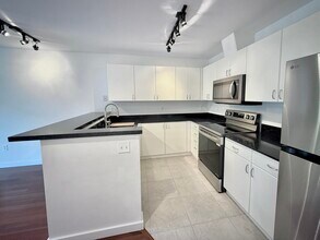 1323 Boren Ave, Unit 406 in Seattle, WA - Building Photo - Building Photo