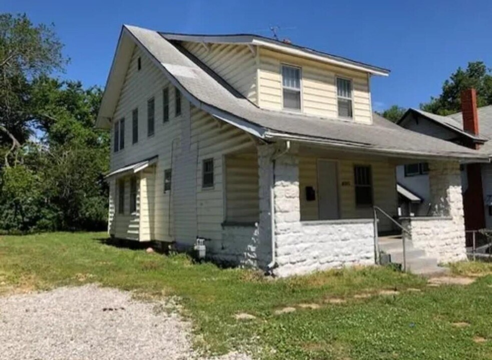 4920 College Ave in Kansas City, MO - Building Photo
