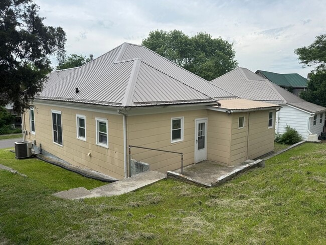 724 Fairview St in Bristol, VA - Building Photo - Building Photo