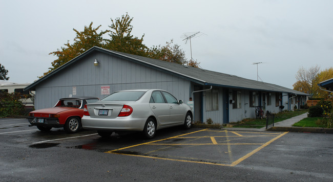 440 Lancaster Dr SE in Salem, OR - Foto de edificio - Building Photo