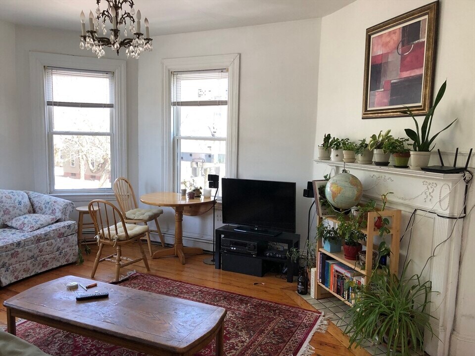 268 Broadway, Unit 1 in Cambridge, MA - Building Photo