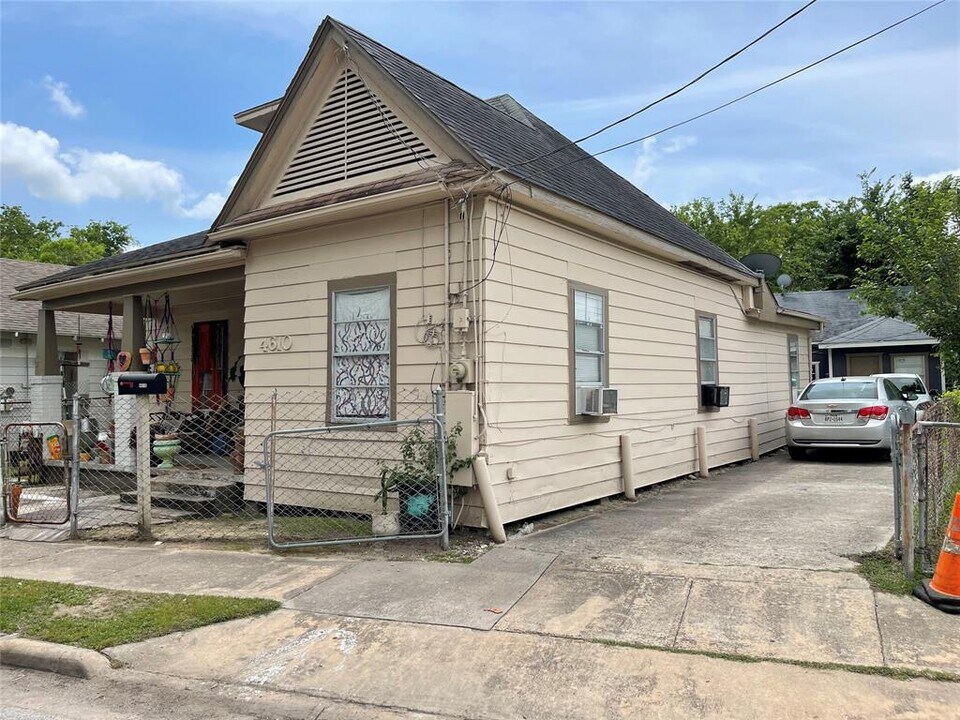 4610 Schroeder St Photo