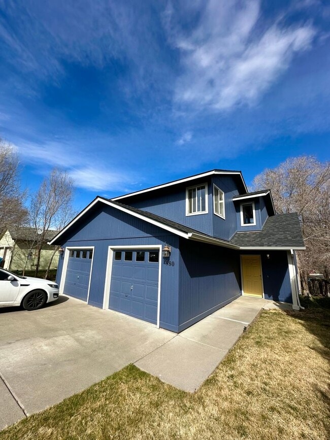 property at 978-980 NE Hidden Valley Dr