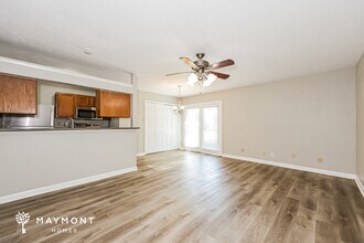 7024 Greenview Cir S in Fort Worth, TX - Foto de edificio - Building Photo