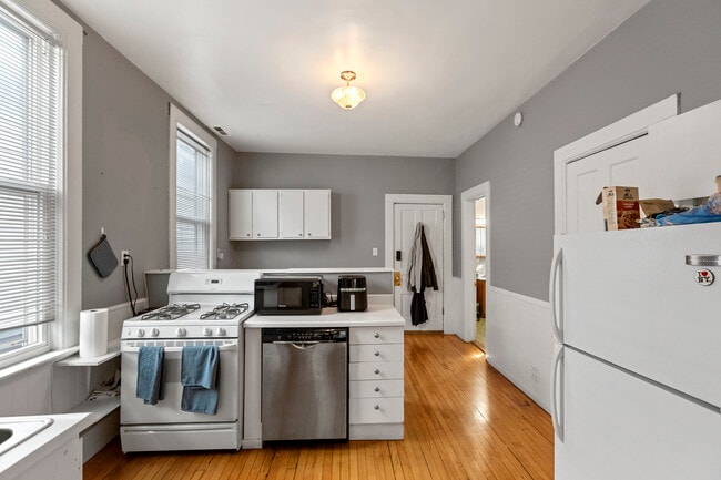 property at 1421 W Fletcher St
