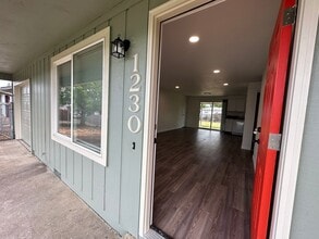 1230 Hemlock Loop in Independence, OR - Building Photo - Building Photo
