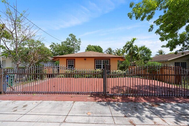 323 NW 97th St, Unit 1 in Miami, FL - Foto de edificio - Building Photo