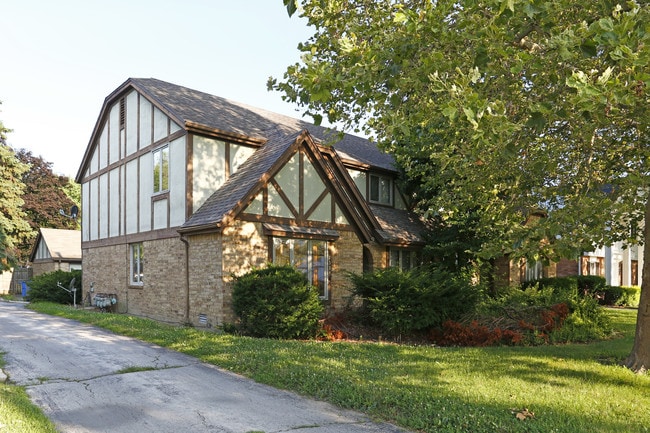 2330 Rockspring Rd in Toledo, OH - Foto de edificio - Building Photo