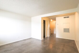 Carol Mary in Phoenix, AZ - Foto de edificio - Building Photo