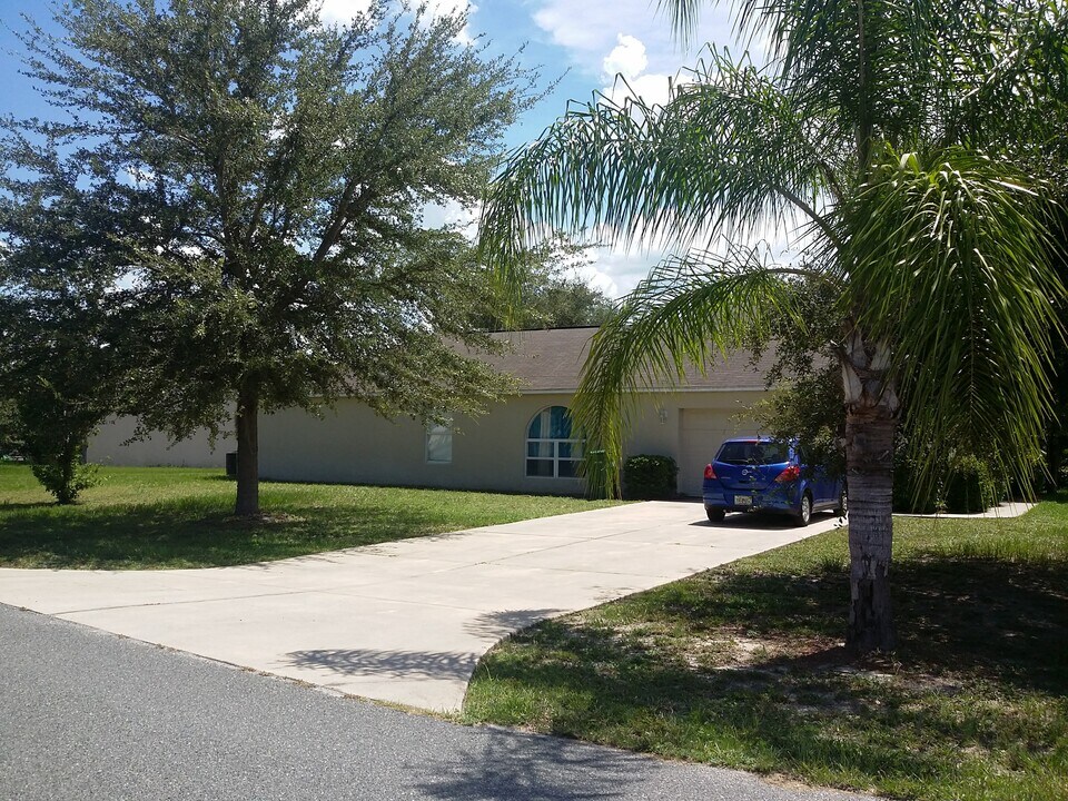 1628 Myrtle Lake Ave in Fruitland Park, FL - Foto de edificio