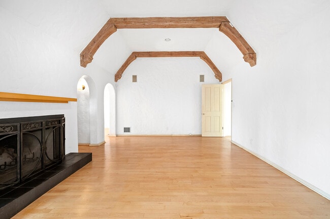 8543 Clifton Way in Beverly Hills, CA - Building Photo - Building Photo