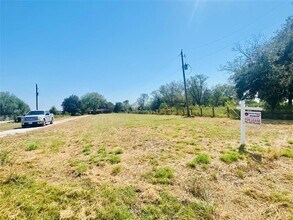 6223 Fenske Ln in Needville, TX - Foto de edificio - Building Photo