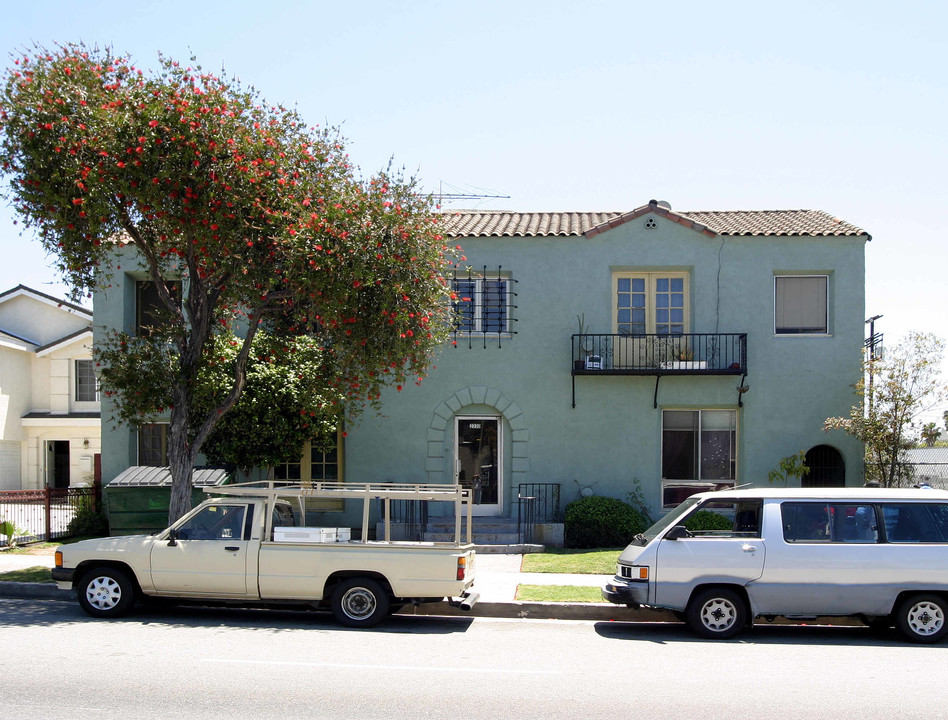 2330 Crenshaw Blvd in Los Angeles, CA - Building Photo