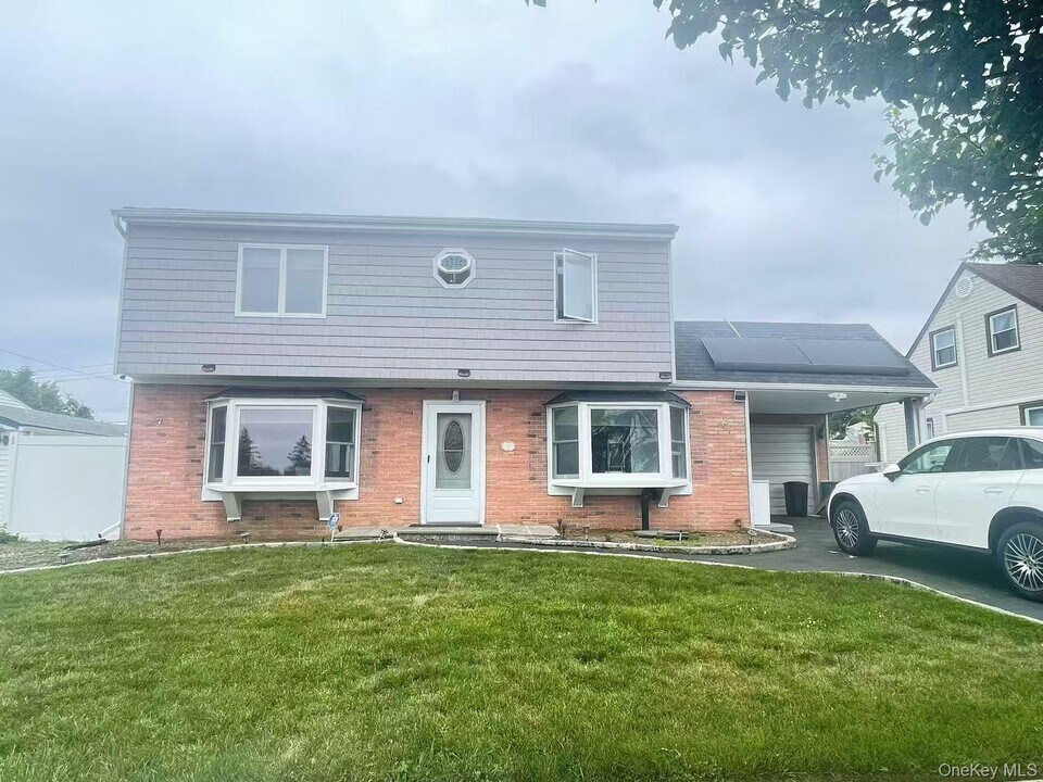 110 N Parkside Dr in Levittown, NY - Building Photo