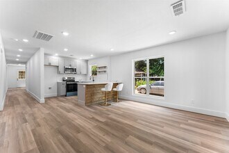 2730 Gladstone Dr in Dallas, TX - Foto de edificio - Building Photo