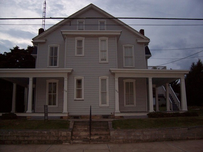 118-120 N Potomac St in Waynesboro, PA - Foto de edificio - Building Photo