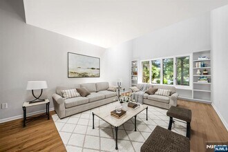 12 Sandburg Ct in Mahwah, NJ - Building Photo - Building Photo