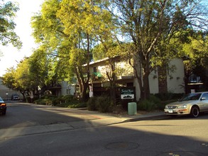 1975 Grande Cir in Fairfield, CA - Building Photo - Building Photo