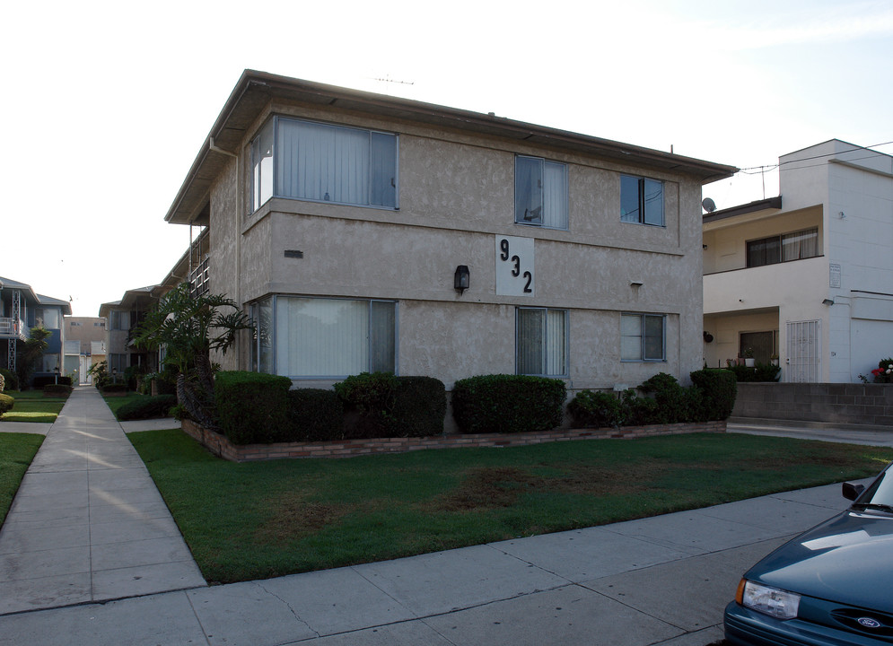 932 W Beach Ave in Inglewood, CA - Building Photo