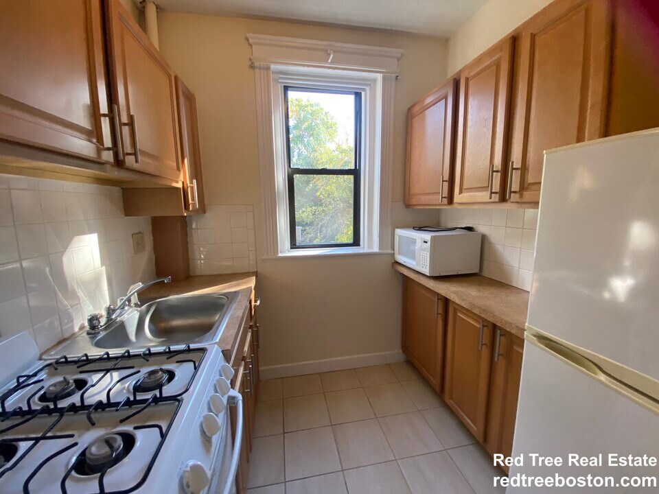 1160 Commonwealth Ave in Boston, MA - Building Photo