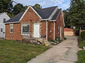 256 Parkway Dr in Mansfield, OH - Building Photo