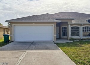 527 NE 24th Pl in Cape Coral, FL - Building Photo - Building Photo