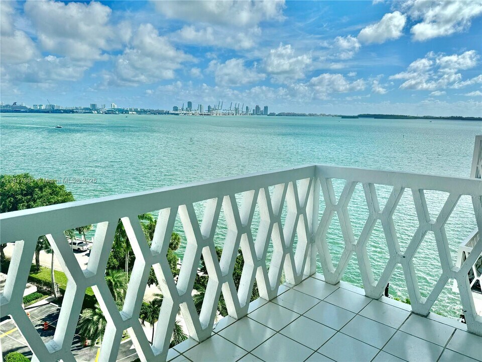 1430 Brickell Bay Dr in Miami, FL - Building Photo