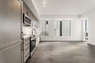 2460 Old Bronte Rd in Oakville, ON - Building Photo - Building Photo