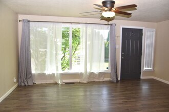 2407 Lexington St in Steilacoom, WA - Building Photo - Building Photo