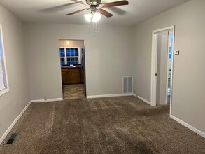 2051 Lavey St in Klamath Falls, OR - Foto de edificio - Building Photo