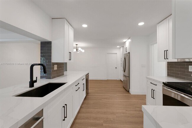 6341 NE 22nd Ave in Fort Lauderdale, FL - Building Photo - Building Photo