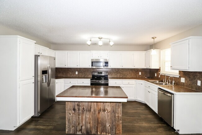 238 Timberlake Dr in Benton, AR - Foto de edificio - Building Photo