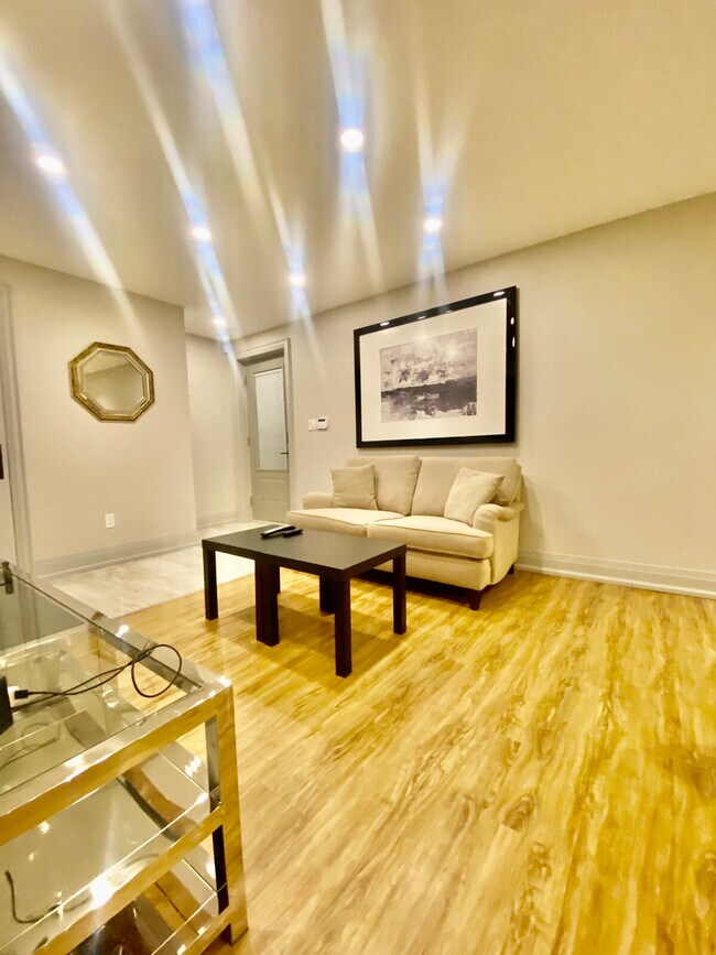 697 Lawrence Ave W, Unit SI ID1513073P in Toronto, ON - Building Photo - Building Photo